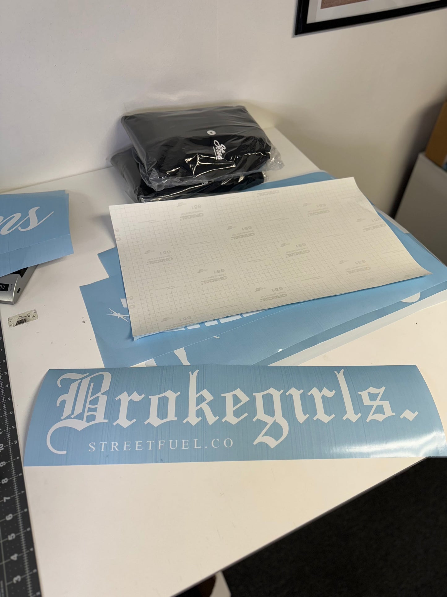 Brokegirls V1 banner on car rear window